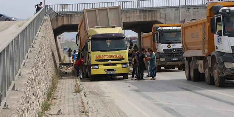 Hafriyat kamyonu üst geçitten yola uçtu: 1 yaralı