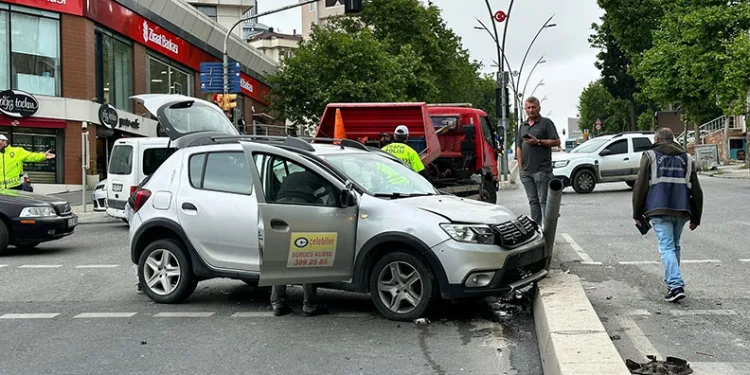 Freni patlayan kamyonet 2 araca çarptı