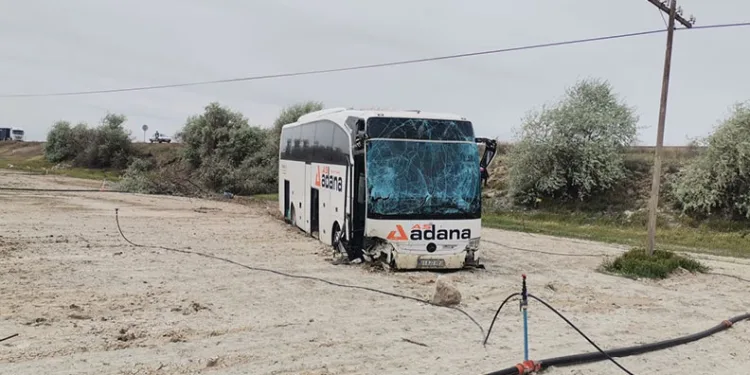Yoldan çıkan yolcu otobüsü tarlaya girdi: 4 yaralı