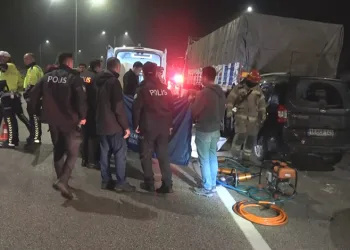 Bursa’da feci kaza! Otomobil tıra ok gibi saplandı