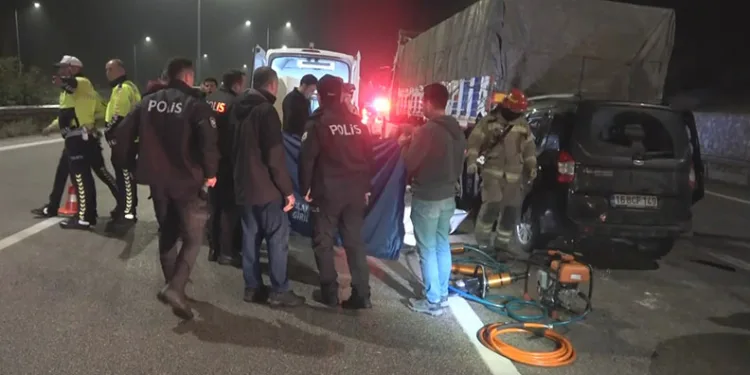 Bursa’da feci kaza! Otomobil tıra ok gibi saplandı
