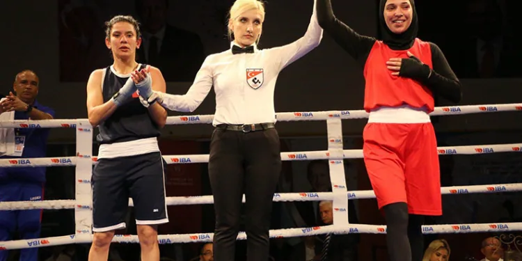 Milli sporcuyu yılan ısırdı