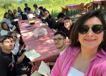 Lise öğrencileri göl kenarında kitap okudu