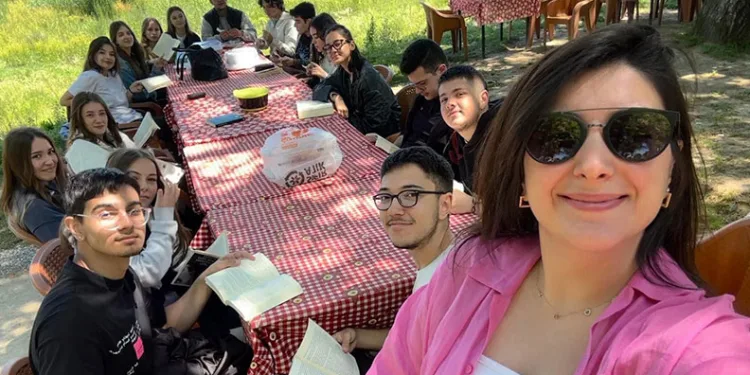 Lise öğrencileri göl kenarında kitap okudu