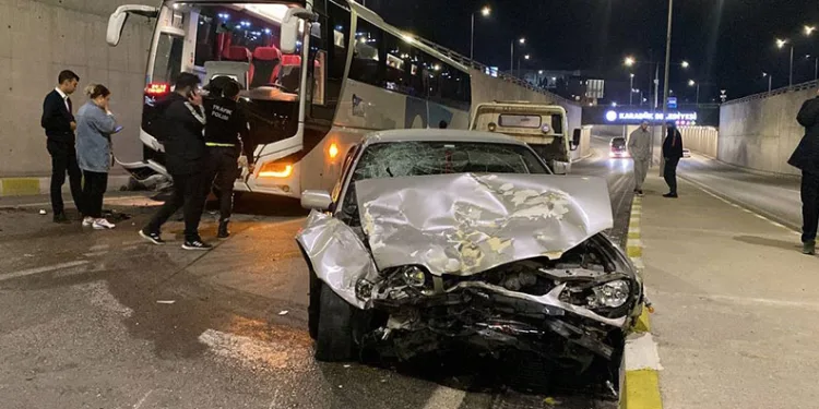 Otomobil yolcu otobüsü ile çarpıştı: 2 yaralı