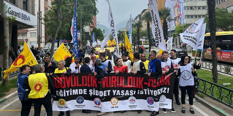 Bursa’da binlerce öğretmen sokaklarda