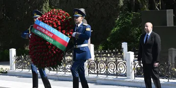 Haydar Aliyev 101. doğum gününde mezarı başında anıldı