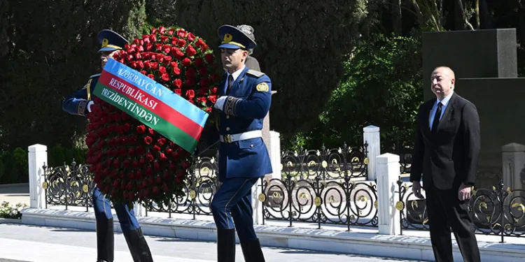 Haydar Aliyev 101. doğum gününde mezarı başında anıldı