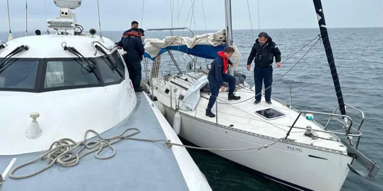 Yalova açıklarında motoru arızalanan tekne kurtarıldı