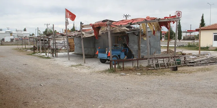 Gölgelik tamir etmek isterken düşerek hastanelik oldu