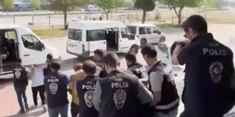 Sahte ilanlarla vatandaşı dolandıran 14 kişilik suç şebekesi çökertildi