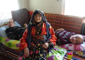 60 yıldır engelli çocuklarına bakıyor