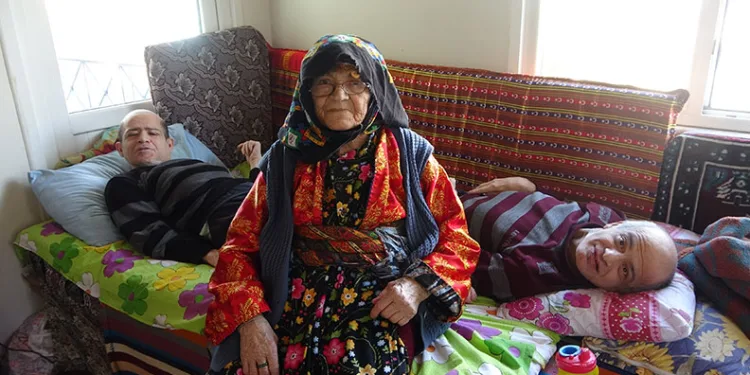 60 yıldır engelli çocuklarına bakıyor