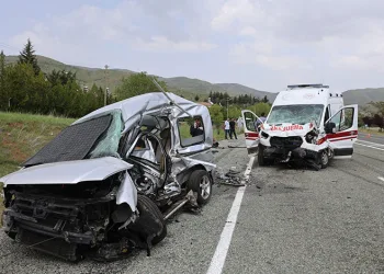 Ambulans ile hafif ticari araç çarpıştı: 2’si polis 6 yaralı