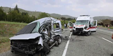 Ambulans ile hafif ticari araç çarpıştı: 2’si polis 6 yaralı