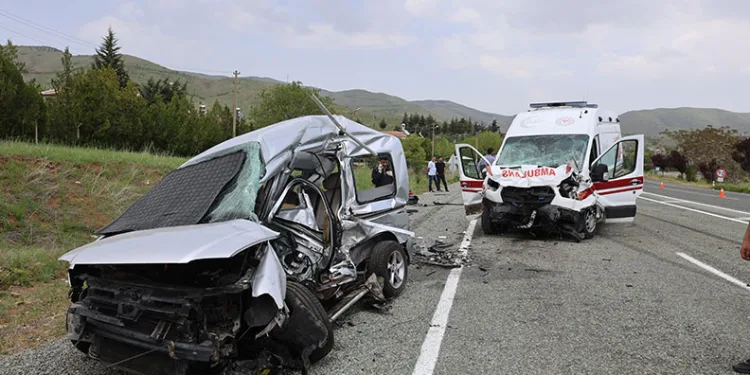 Ambulans ile hafif ticari araç çarpıştı: 2’si polis 6 yaralı