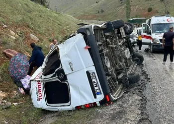 Yolcu minibüsü devrildi: 12 yaralı