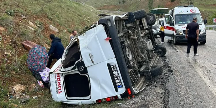 Yolcu minibüsü devrildi: 12 yaralı