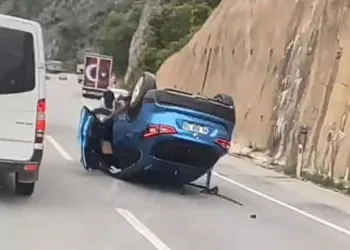 Bursa’da lastiği patlayan cip duvara çarpıp takla attı