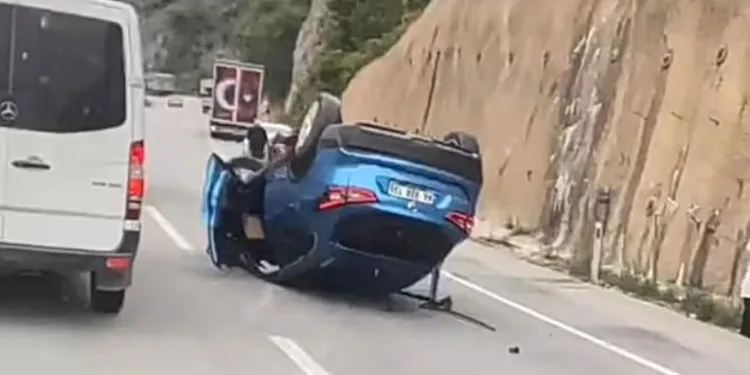 Bursa’da lastiği patlayan cip duvara çarpıp takla attı