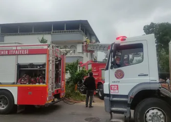 Bursa’da yangın paniği: 2 kişi dumandan etkilendi