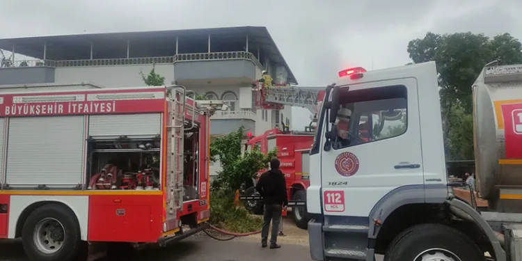 Bursa’da yangın paniği: 2 kişi dumandan etkilendi