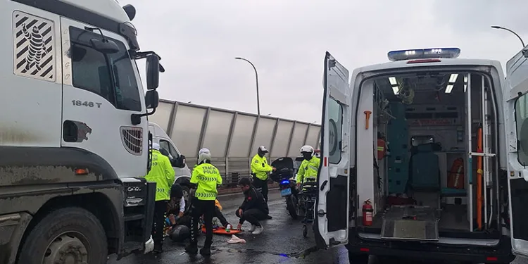 Anneler Günü için çiçek siparişi götüren kuryeye kamyon çarptı