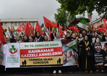 Bursa’da yüzlerce kişi Filistinli anneler için yürüdü