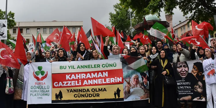 Bursa’da yüzlerce kişi Filistinli anneler için yürüdü