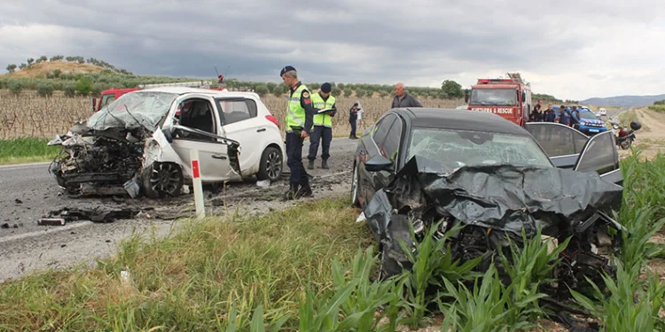Manisa’da otomobiller kafa kafaya çarpıştı: 1’i ağır 3 yaralı