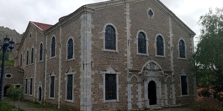 Tarihi kilise vandalların hedefi oldu