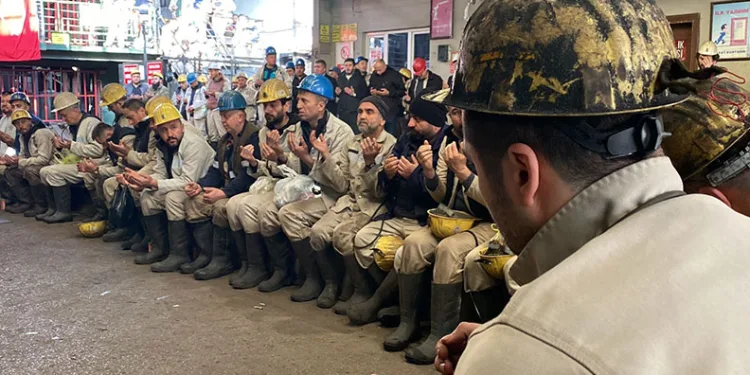Soma’da ölen 301 maden şehidini anıldı