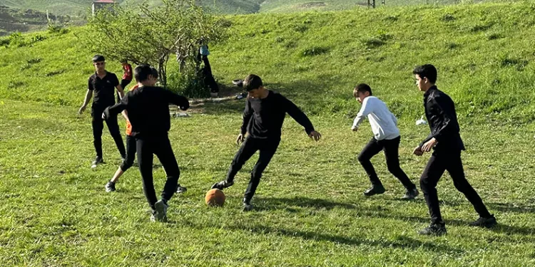 Boş arazide top oynayan gençler futbol sahası istiyor