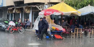 Iğdır’da yağan yağış sonrası vatandaşlar kaçacak yer aradı