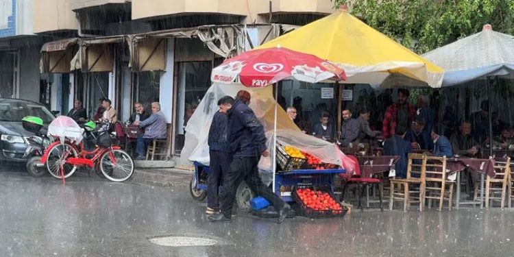 Iğdır’da yağan yağış sonrası vatandaşlar kaçacak yer aradı