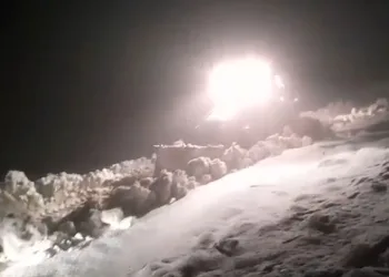 Muş’ta kar yağışı yolu ulaşıma kapattı