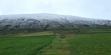 Bayburt’un yüksek tepelerine kar yağdı