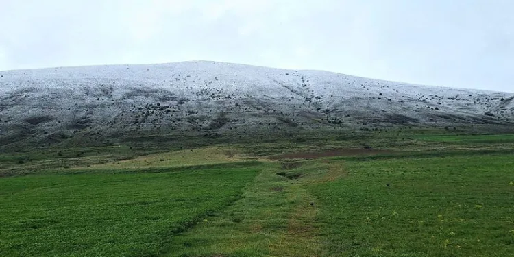 Bayburt’un yüksek tepelerine kar yağdı