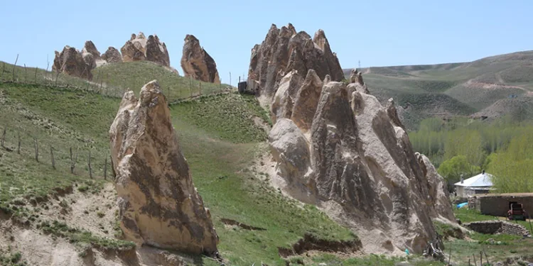 Van’ın peribacaları hayran bırakıyor