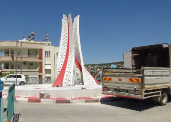 Ay Yıldız anıtının sökülmesine tepki