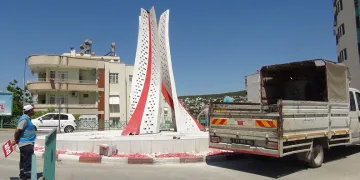 Ay Yıldız anıtının sökülmesine tepki