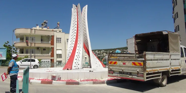 Ay Yıldız anıtının sökülmesine tepki
