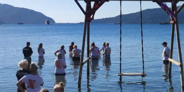 Denize dökülen küller ortalığı karıştırdı