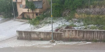 5 dakika dolu yağdı, Şırnak-Cizre yolu trafiğe kapandı