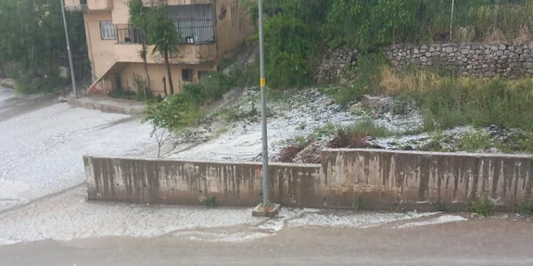 5 dakika dolu yağdı, Şırnak-Cizre yolu trafiğe kapandı