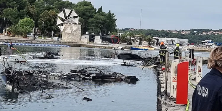 Hırvatistan’da marinadaki 22 tekne alev alev yandı