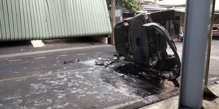 Panikleyen sürücünün çarptığı park halindeki araç otoparktan sokağa düştü