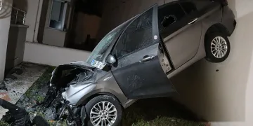 Kontrolden çıkan otomobil binanın 3’üncü katına çarptı