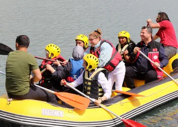 Engellilere rafting ve paraşüt etkinliği