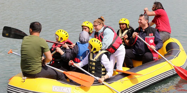 Engellilere rafting ve paraşüt etkinliği